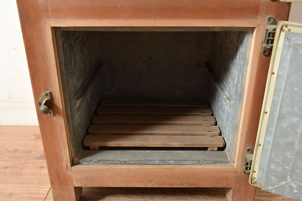 和製アンティーク　サワラ材　昭和レトロな空間づくりにおすすめの木製冷蔵庫(収納棚、戸棚、キャビネット、ディスプレイ)(R-047965)