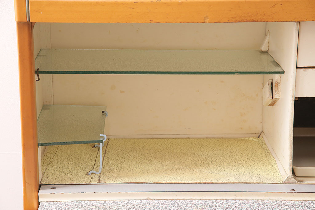 イギリスヴィンテージ　作業台付きが嬉しい!レトロなキッチンキャビネット(食器棚、収納棚、戸棚、ビンテージ)(R-047971)