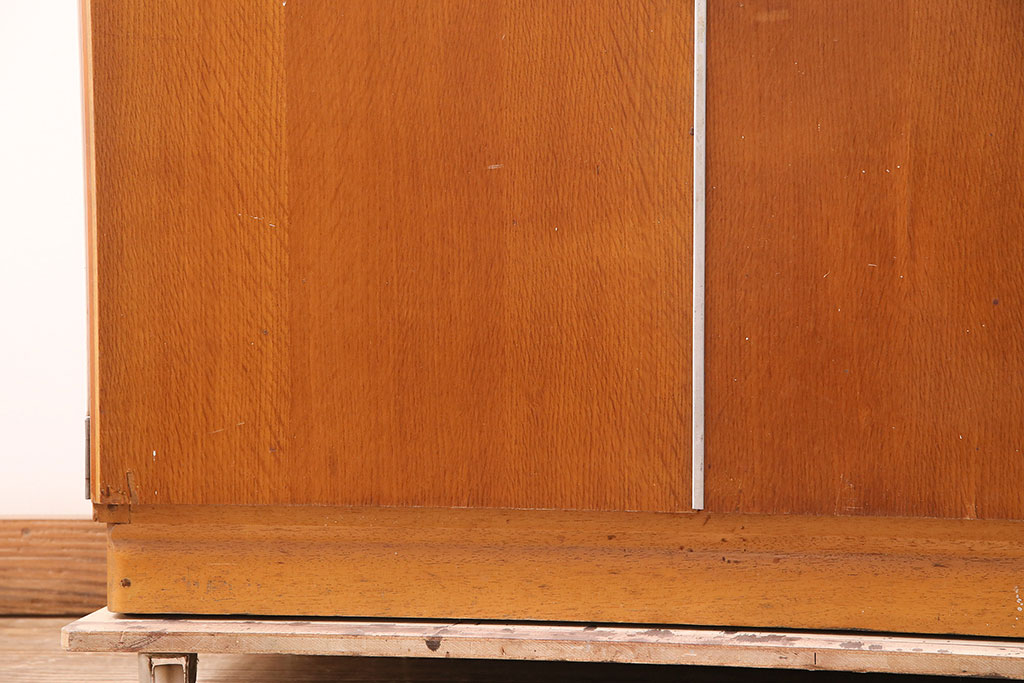 イギリスヴィンテージ　作業台付きが嬉しい!レトロなキッチンキャビネット(食器棚、収納棚、戸棚、ビンテージ)(R-047971)