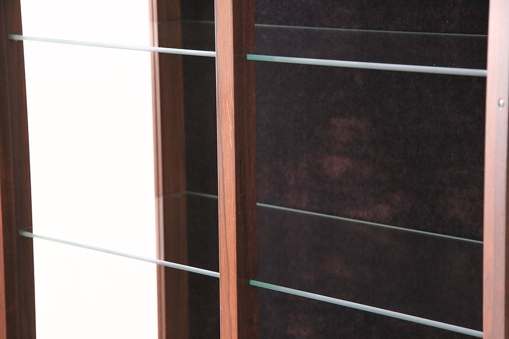 北欧ビンテージ　ノルウェー製　BRUKSBO(ブルクスボ)　ローズウッド材の美しい木肌が高級感を高める照明付きのキャビネット(食器棚、収納棚)(R-047982)