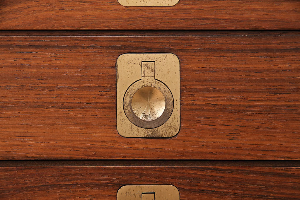 北欧ビンテージ　ノルウェー製　BRUKSBO(ブルクスボ)　ローズウッド材の美しい木肌が高級感を高める照明付きのキャビネット(食器棚、収納棚)(R-047982)