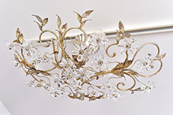 フランスヴィンテージ　鉄製　フラワーモチーフのガラスが可憐な印象を与える4灯シャンデリア(天井照明、吊り下げ照明、ビンテージ)(R-047985)