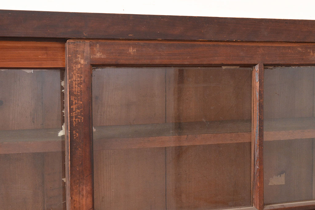 和製アンティーク　前面ヒノキ　使い込まれた木の風合いと引手が味わい深い重ね戸棚(ガラス戸棚、キャビネット、収納棚、食器棚)(R-048048)