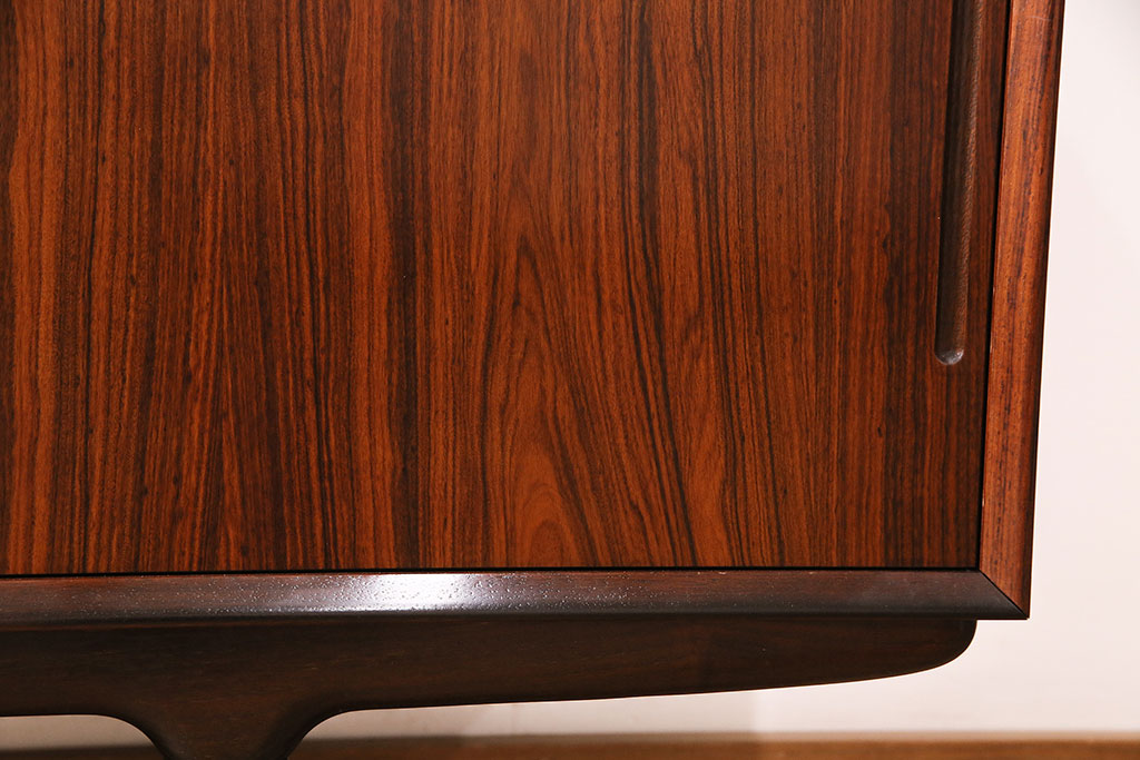 北欧ヴィンテージ　美品　ローズウッド材の美しさが際立つ、洗練された佇まいのサイドボード(収納棚、ビンテージ)(R-048076)