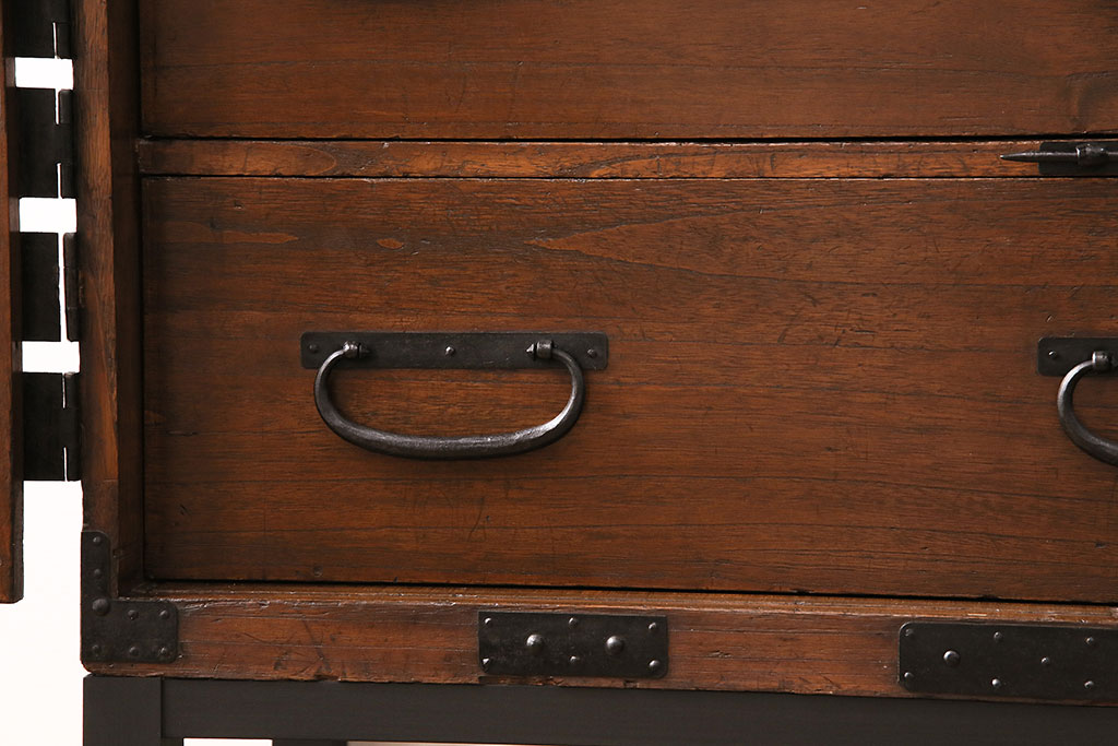 和製アンティーク　当店リメイク　桐材　十字金具が存在感を放つ観音開きの時代箪笥サイドボード(引き出し)(R-048077)