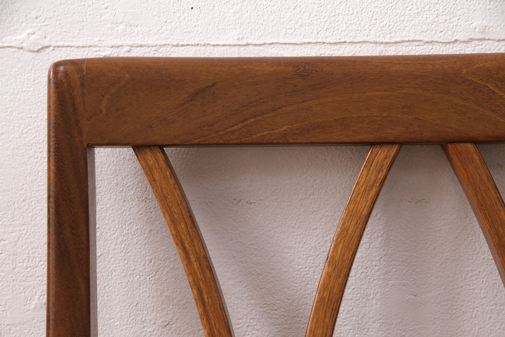 【セミオーダー家具実例】G-PLANのチェア4脚に雰囲気を損なわぬように高品質リペアを施しました。座面はカタログよりご希望の生地を選んでいただき張替え。木部は木色をベースに仕上げました。(ダイニングチェア、椅子)