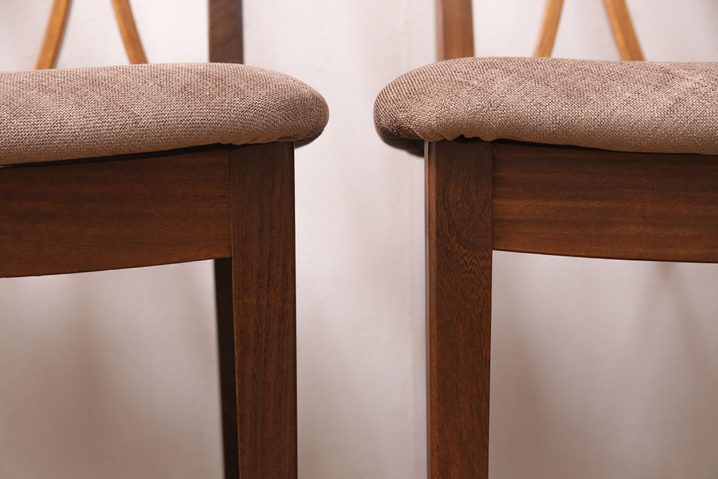 【セミオーダー家具実例】G-PLANのチェア4脚に雰囲気を損なわぬように高品質リペアを施しました。座面はカタログよりご希望の生地を選んでいただき張替え。木部は木色をベースに仕上げました。(ダイニングチェア、椅子)
