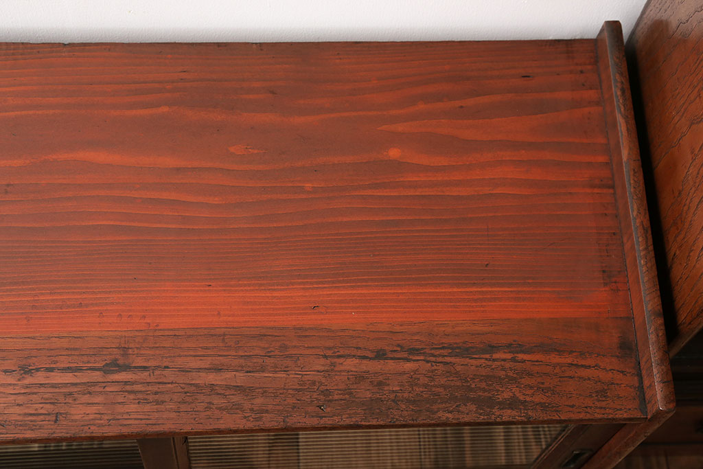 和製アンティーク　ケヤキ材と黒柿材の木肌が味わい深い、小ぶりな重ね茶箪笥(茶棚、飾り棚、収納棚)(R-048106)