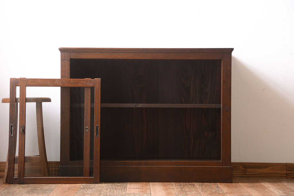 和製アンティーク　シンプルで落ち着いた佇まいが空間に馴染みやすい戸棚(収納棚、キャビネット、飾り棚)(R-048107)