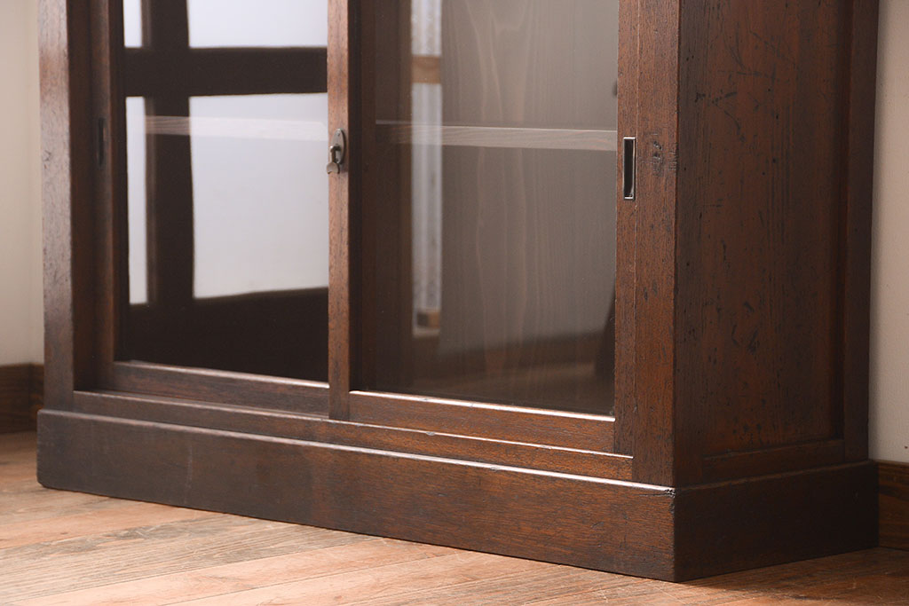 和製アンティーク　シンプルで落ち着いた佇まいが空間に馴染みやすい戸棚(収納棚、キャビネット、飾り棚)(R-048107)
