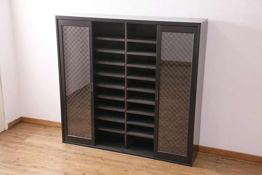 【オーダー家具実例】下駄箱をご希望のサイズで新規製作しました。建具には七宝柄の組子が入った前面ガラスの仕様で、収納部は中央にセパレートを設け棚板は可動式に。マットブラックな塗装で凛とした上品な仕上がりになりました。(収納棚、戸棚)