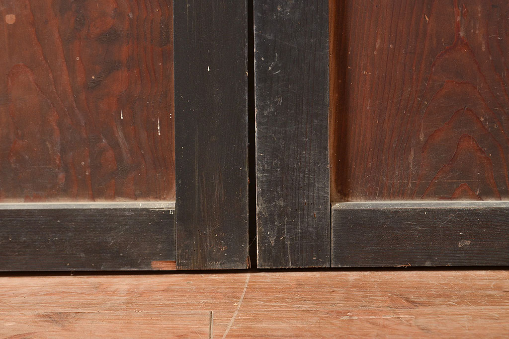 アンティーク建具　明治期　独特な木目と趣のある古い風合いが魅力的な格子帯戸2枚セット(引き戸、建具)(R-048116)