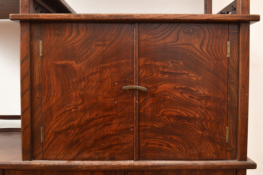 和製アンティーク　総ケヤキ材　渋い和の雰囲気と凝った造りが魅力の飾り棚(収納棚)(R-048134)