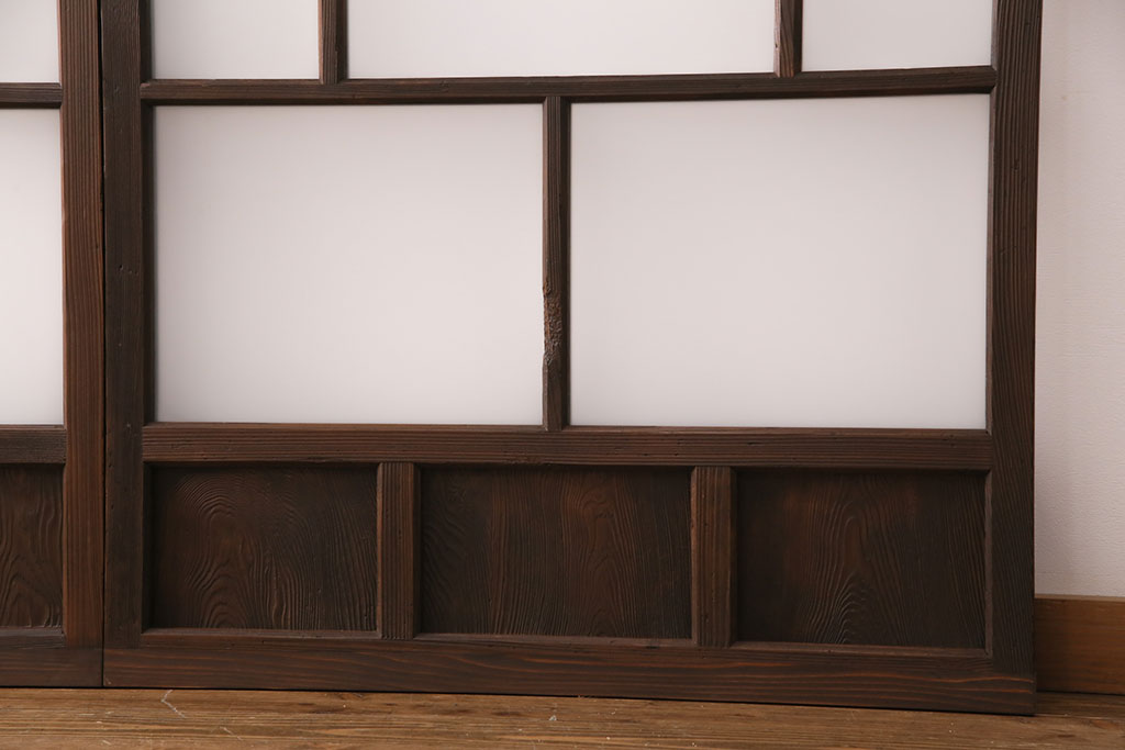 【セミオーダー家具実例】昭和初期のガラス戸4枚に高品質リペアを施しました。ご希望のサイズにリサイズし、ガラスはすべてすりガラスに入れ替え、すべての鍵を外して埋木で塞いで目立たなく!同時購入のお品物と合わせた色味に仕上げました。(引き戸、建具)
