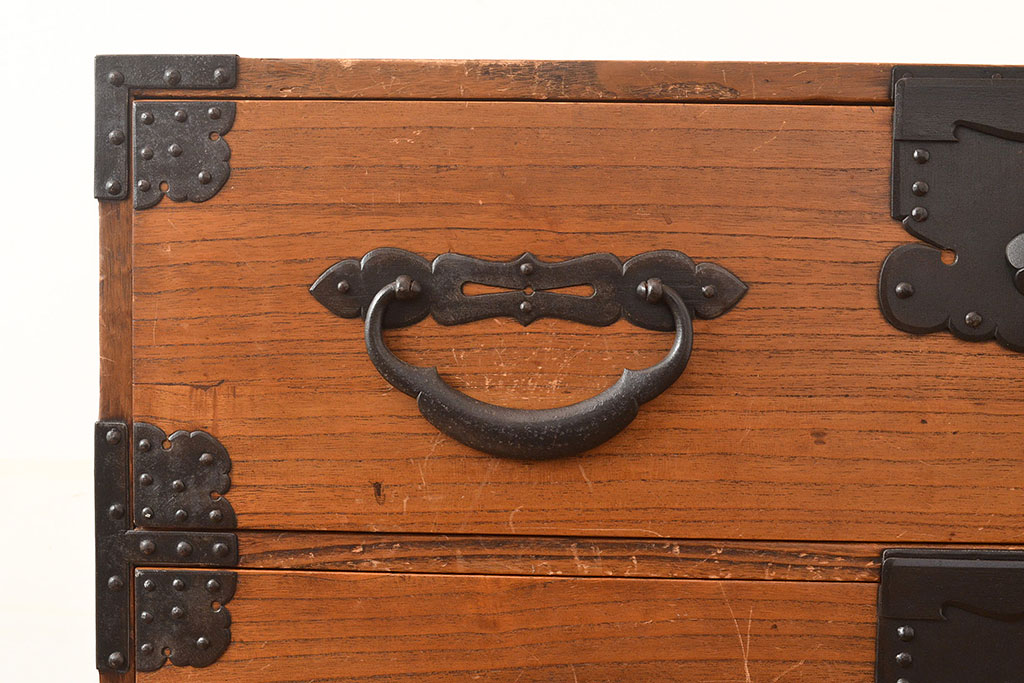 和製アンティーク　総桐材　立派な金具が目を引く上手物の重ね箪笥(衣装箪笥、時代箪笥)(R-048148)です。