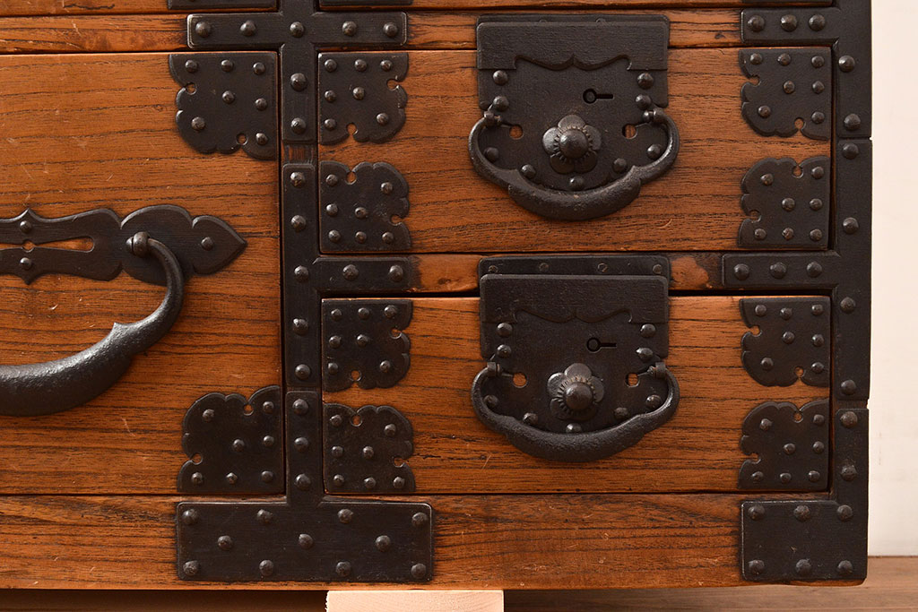 和製アンティーク　総桐材　立派な金具が目を引く上手物の重ね箪笥(衣装箪笥、時代箪笥)(R-048148)です。