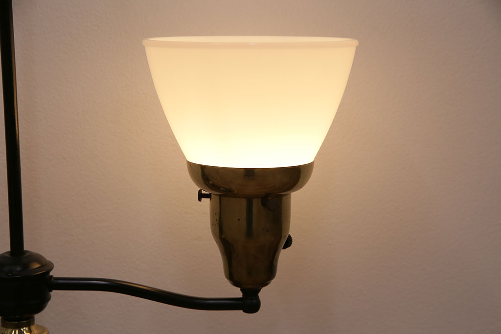 ヴィンテージ照明　アメリカビンテージ　乳白シェード　高級感漂う佇まいが魅力的なスタンド照明(スタンドライト)(R-048158)