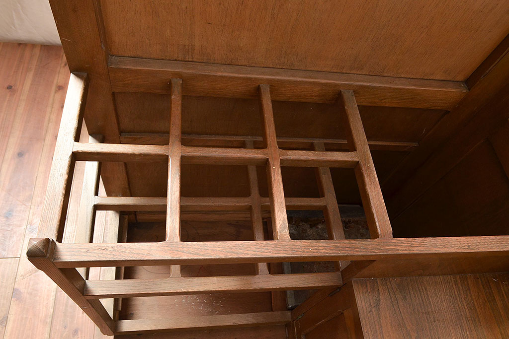 昭和レトロ　ナラ材　玄関に置くだけ!フックや戸棚が付いた珍しいデザインの傘立て(下駄箱、カサ立て、コートハンガー、帽子掛け)(R-048183)