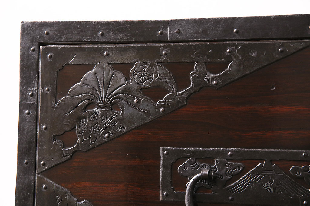 和製アンティーク　漆塗りと細かな透かし金具が見事な総桐材製の佐渡箪笥サイドボード(八幡箪笥、引き出し、時代箪笥)(R-048219)