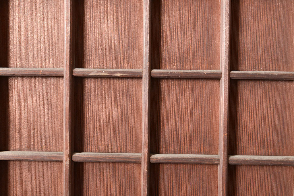 アンティーク建具　古き良き上質な和を楽しむヒノキ材製のマス目格子戸2枚セット(板戸、引き戸、建具)(R-048222)