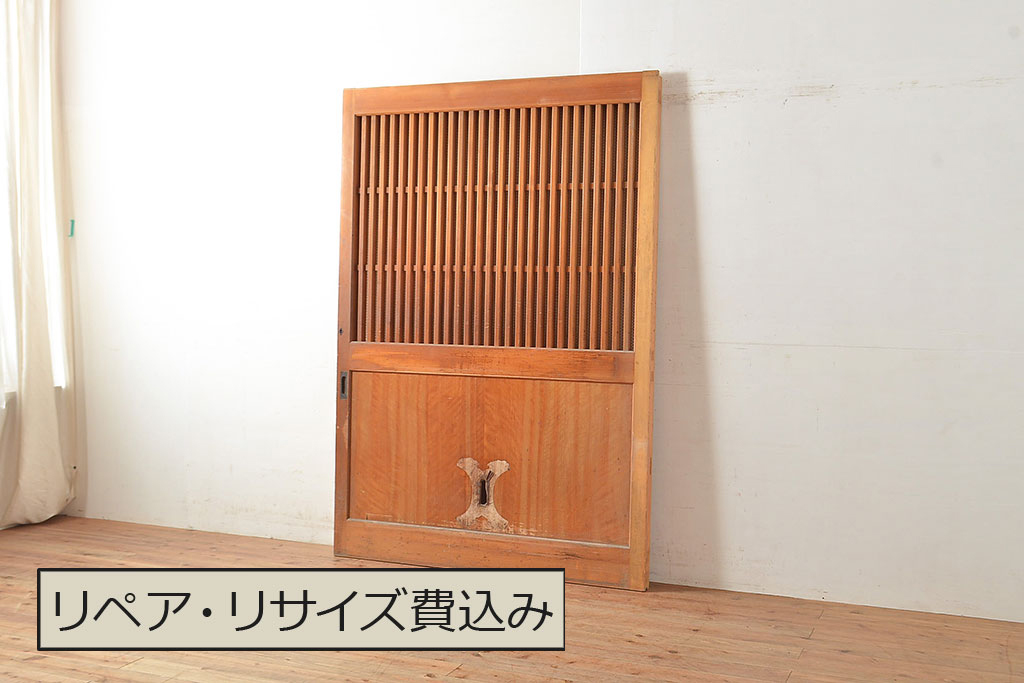 アンティーク建具　ヒノキ材　粋な和の雰囲気を盛り上げる亀甲金網付きの蔵戸(引き戸、玄関戸)(R-048263)