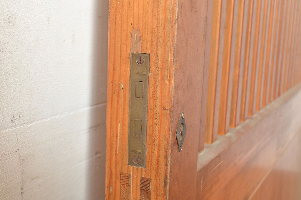アンティーク建具　ヒノキ材　粋な和の雰囲気を盛り上げる亀甲金網付きの蔵戸(引き戸、玄関戸)(R-048263)