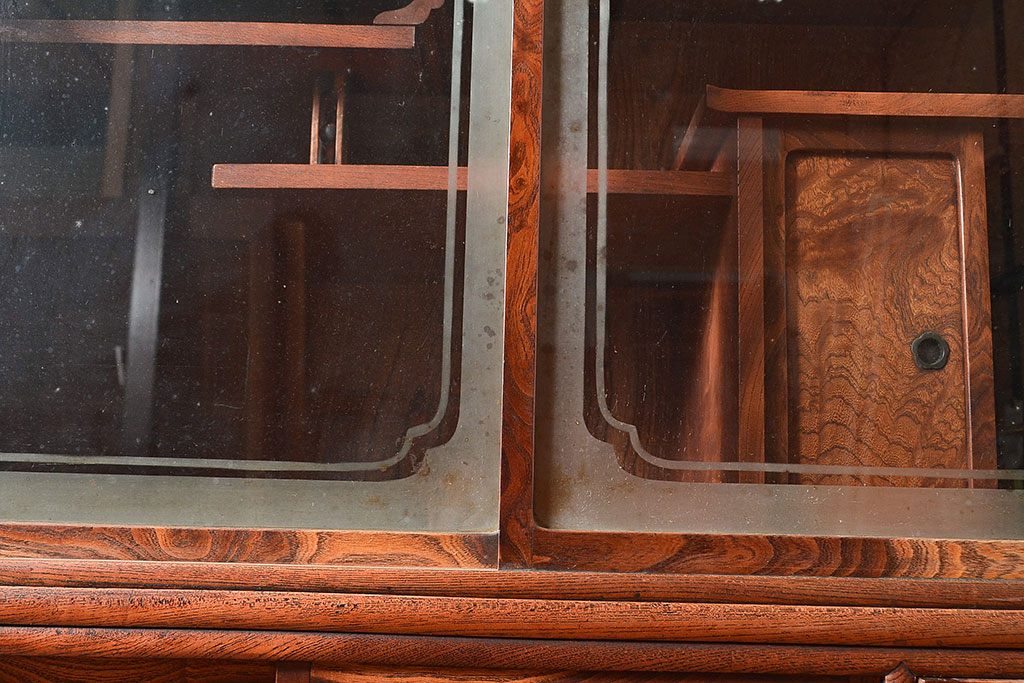 アンティーク家具　三方ケヤキ材　漆塗り　前面に玉杢があしらわれた上手物の茶箪笥(収納棚、茶棚、飾り棚)(R-048281)