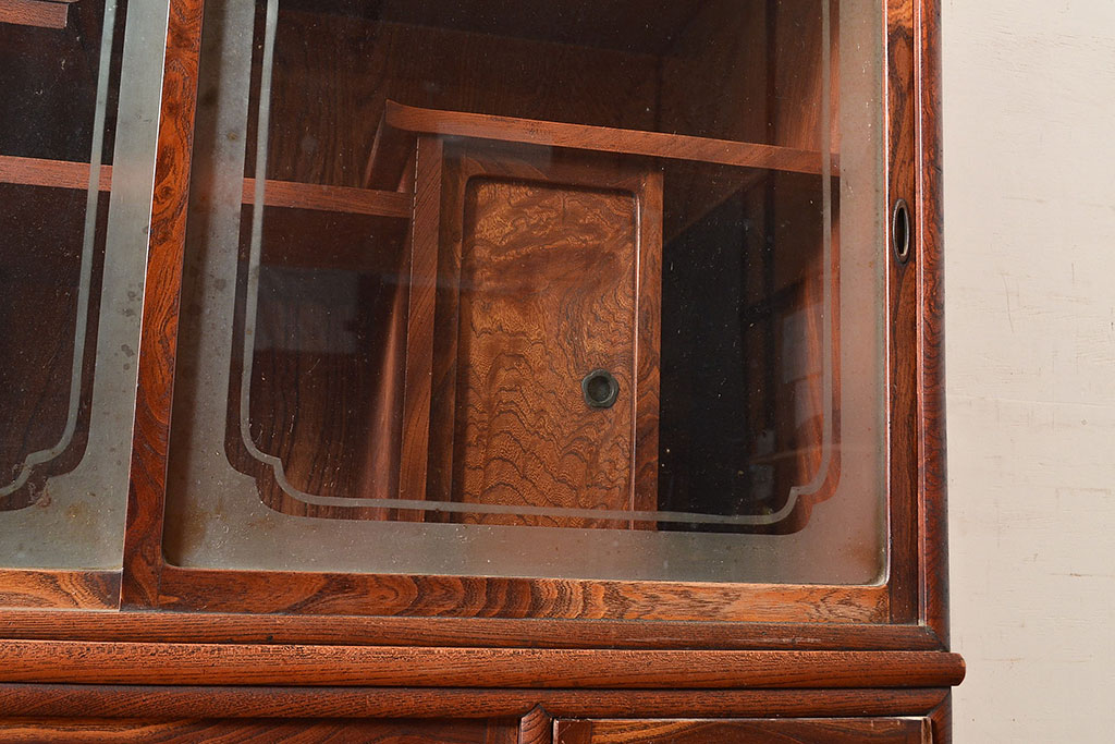 アンティーク家具　三方ケヤキ材　漆塗り　前面に玉杢があしらわれた上手物の茶箪笥(収納棚、茶棚、飾り棚)(R-048281)