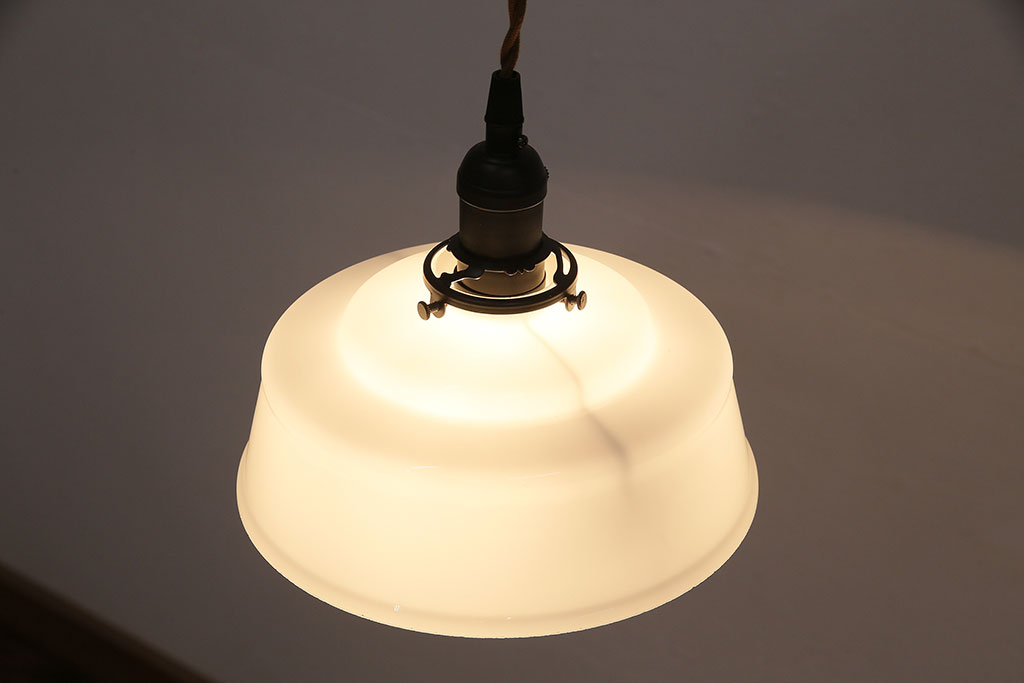 アンティーク照明　優しい雰囲気を漂わせる乳白色のミルクガラス照明(天井照明、吊り下げ照明、ペンダントライト)(R-048338)