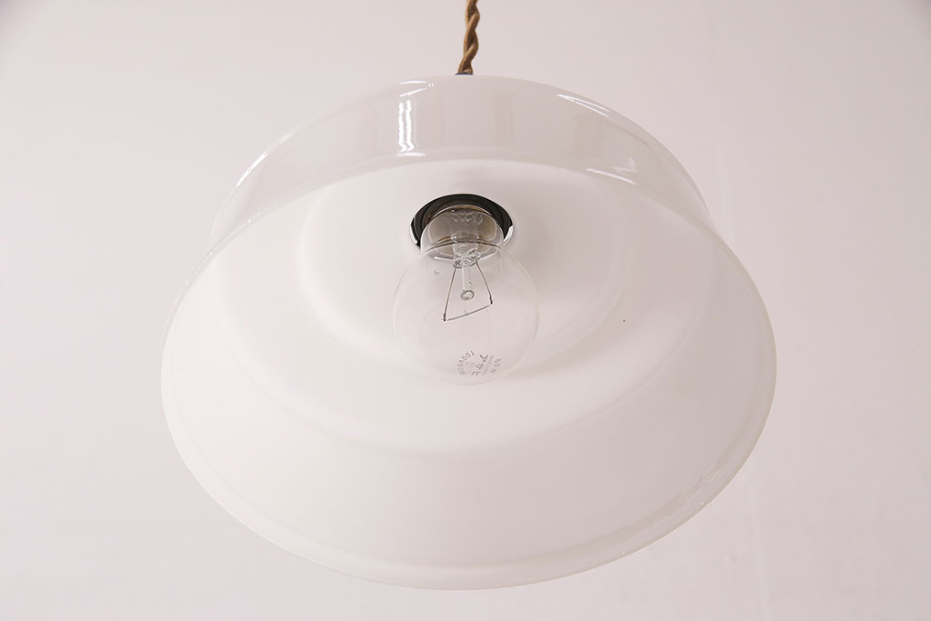 アンティーク照明　優しい雰囲気を漂わせる乳白色のミルクガラス照明(天井照明、吊り下げ照明、ペンダントライト)(R-048338)