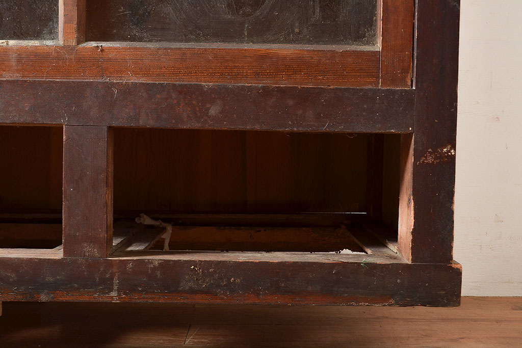 和製アンティーク　前面ヒノキ材　どこか懐かしさを感じる時代の味が魅力的な戸棚(収納棚、食器棚、キャビネット、サイドボード)(R-048347)