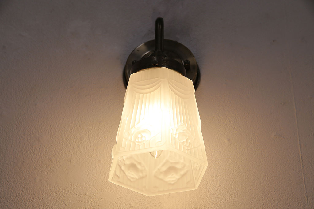 アンティーク照明　昭和レトロ　陽刻ガラス　リラックスできるムードを演出してくれるウォールランプ(壁掛け照明、壁付け照明)(R-048367)