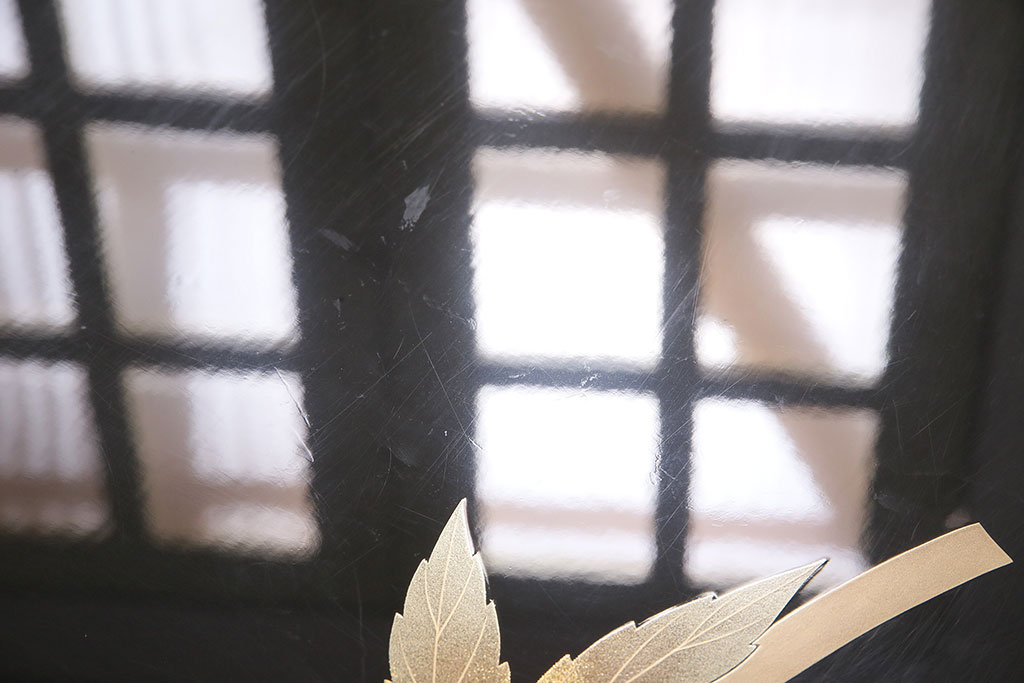 中古　輪島塗　加賀蒔絵　井波唯志作　上品な佇まいが魅力的なガラス天板付きの金蒔絵座卓(ローテーブル)(定価約350万円)(R-048385)