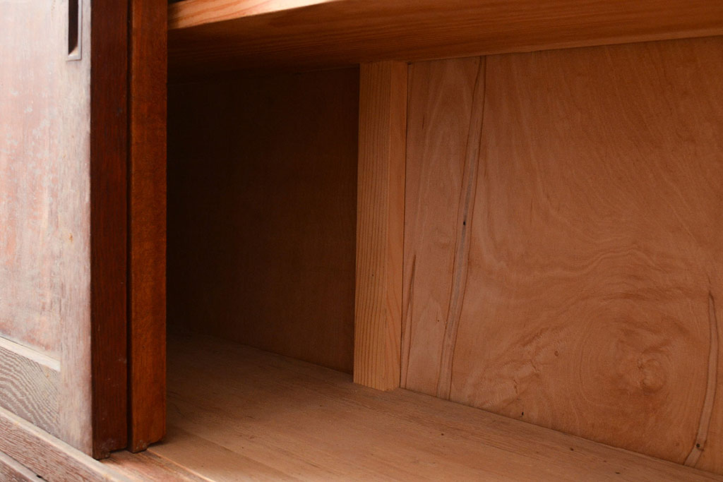 和製アンティーク　昭和中期　三方ナラ材　薄型の収納棚(戸棚、サイドボード)(R-048401)