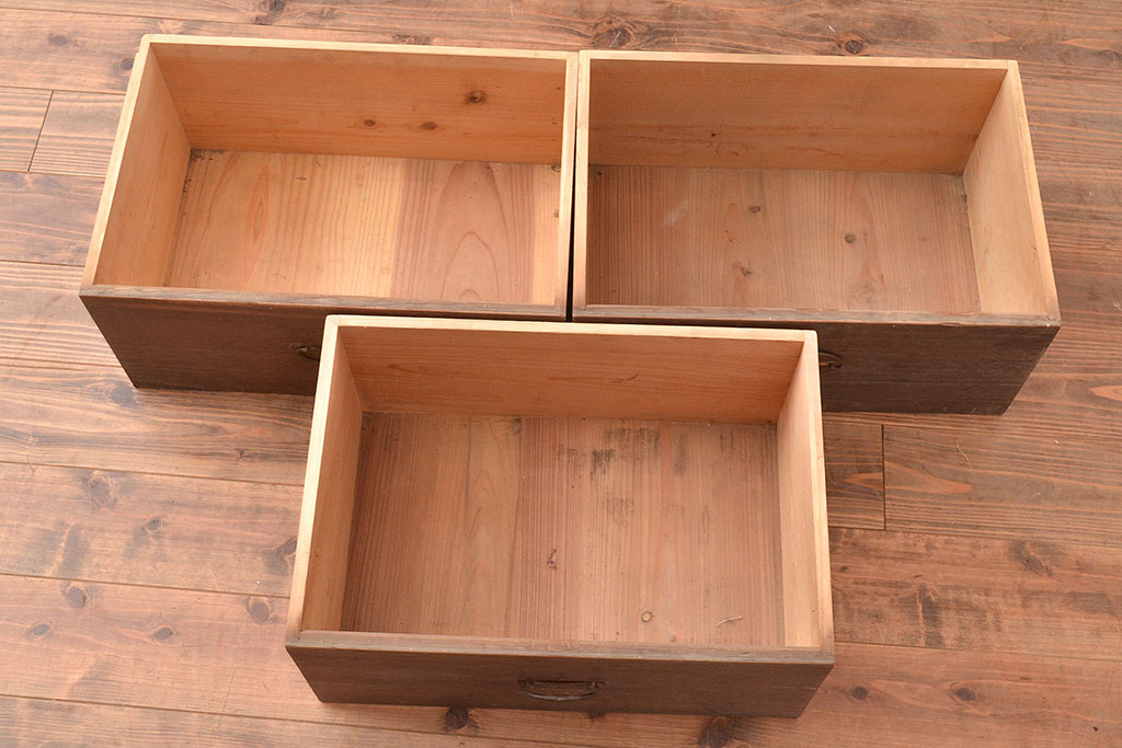 アンティーク家具　和製アンティーク　薄型サイズ　素朴な木の風合いが味わい深い収納棚(ブックケース、本箱、キャビネット、)(R-048402)