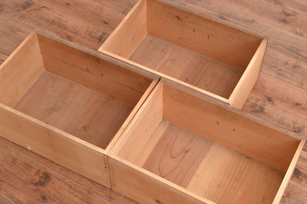 アンティーク家具　和製アンティーク　薄型サイズ　素朴な木の風合いが味わい深い収納棚(ブックケース、本箱、キャビネット、)(R-048402)