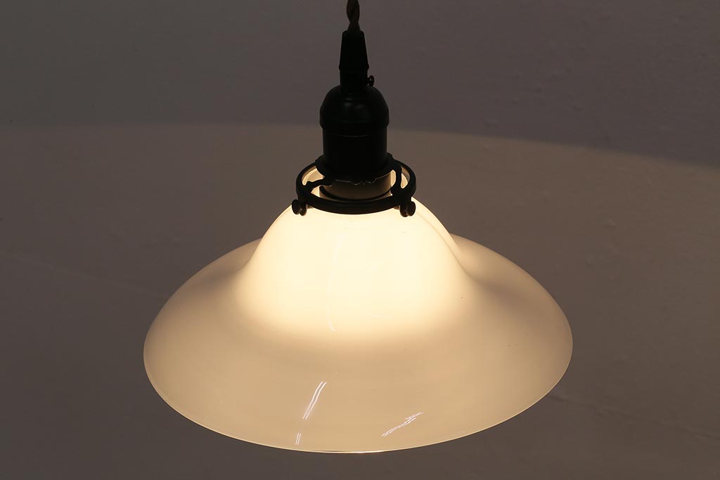 アンティーク照明　昭和中期　柔らかな曲線のフォルムがレトロな雰囲気を醸し出す天井照明(ペンダントライト、吊り下げ照明)(R-048458)