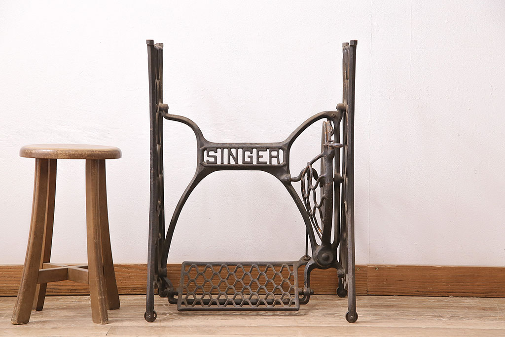 イギリスアンティーク　SINGER(シンガー)社　カフェ風インテリアにおすすめのミシンの鉄脚(シンガーミシン、ミシンテーブル、ミシン台)(R-048468)