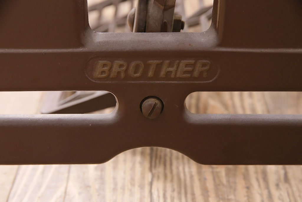 和製アンティーク　ブラザー社(BROTHER)　天板を付けて仕上げる、すっきりとしたデザインが格好良いミシンの鉄脚(ミシンテーブル、ミシン台)(R-048469)