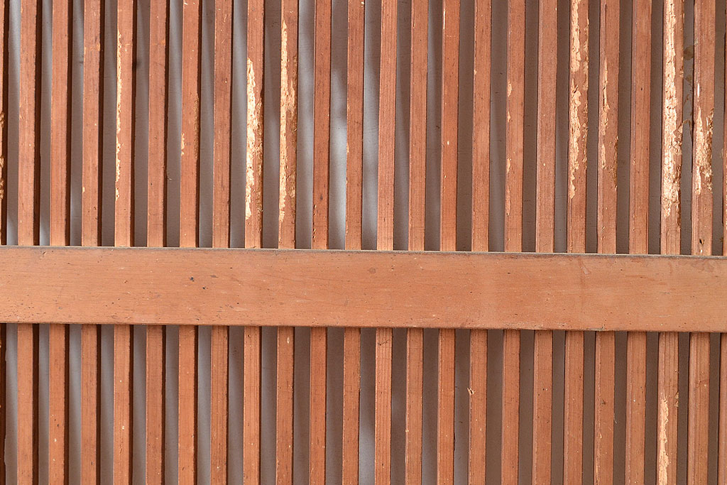 アンティーク建具　品よく並んだ縦桟が和の趣きを高める蔵戸(引き戸、玄関戸)(R-048479)