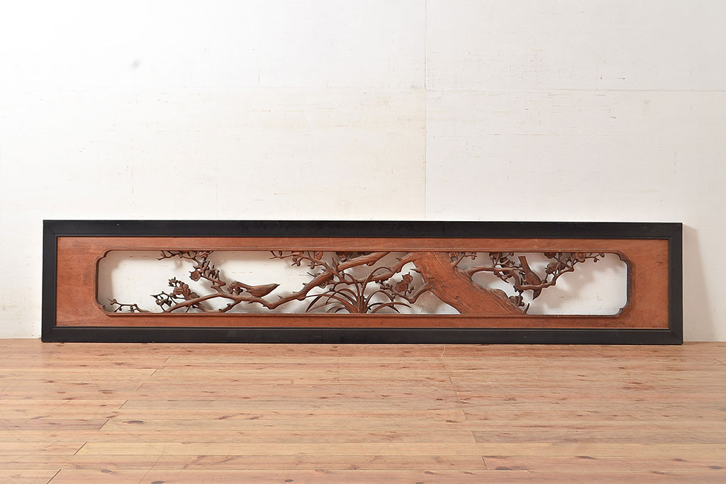 アンティーク建具　梅の木・菖蒲　鳥のさえずりが聞こえてきそうな表現が見事な彫刻欄間(明り取り、建具)(R-048483)