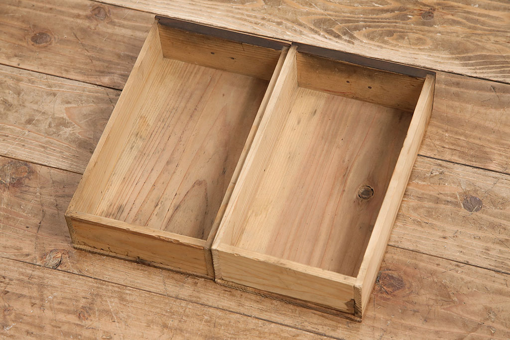 アンティーク家具　杉材　レトロな空間作りに活躍する小引き出し(小物収納)(R-048489)