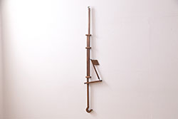 昭和初期　古き良き時代の雰囲気を味わえる総ケヤキ材製の自在鉤(じざいかぎ)(R-048497)