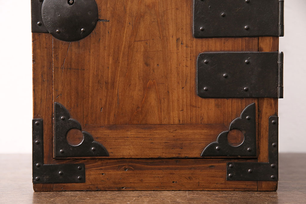 和製アンティーク　檜材　黒々とした飾り金具が存在感のある書類庫(小引き出し、小物収納、金庫)(R-048501)
