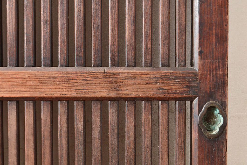 アンティーク建具　松材　縁起物の巾着金具付き!燻されたような色合いが魅力の蔵戸(引き戸、玄関戸)(R-048516)