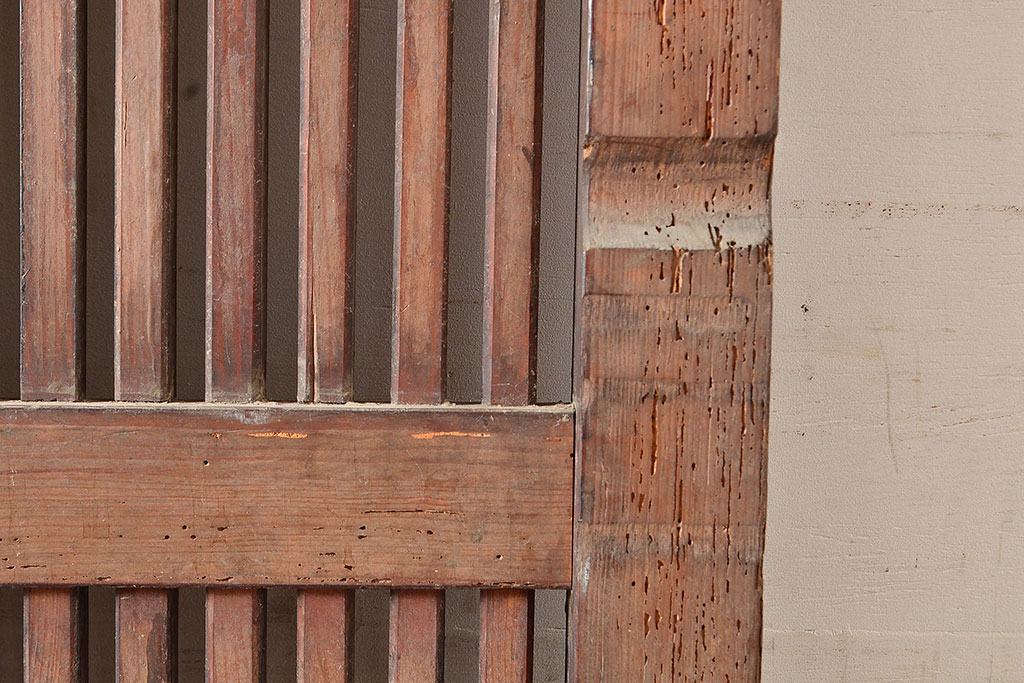 アンティーク建具　松材　縁起物の巾着金具付き!燻されたような色合いが魅力の蔵戸(引き戸、玄関戸)(R-048516)