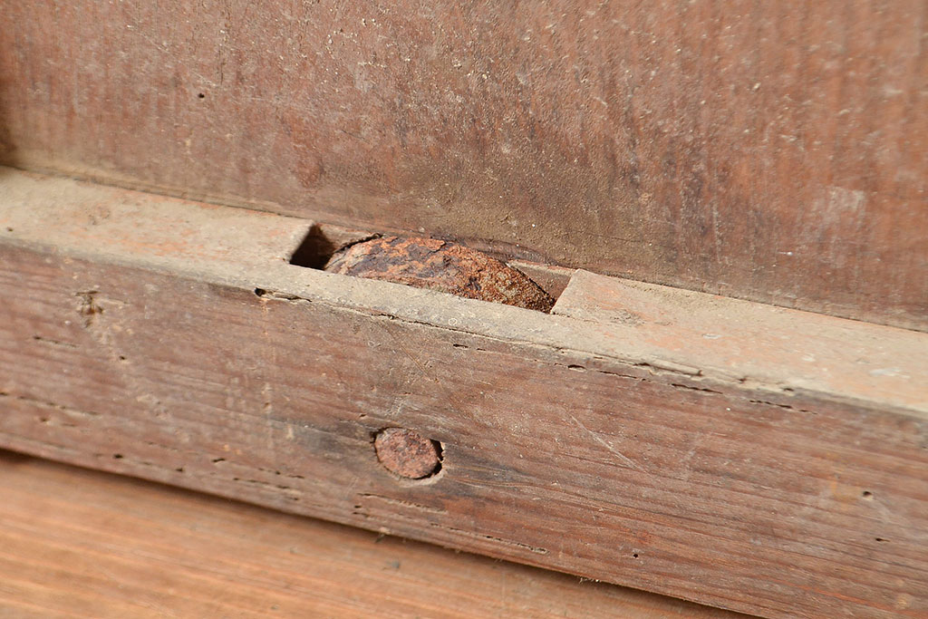 アンティーク建具　松材　縁起物の巾着金具付き!燻されたような色合いが魅力の蔵戸(引き戸、玄関戸)(R-048516)