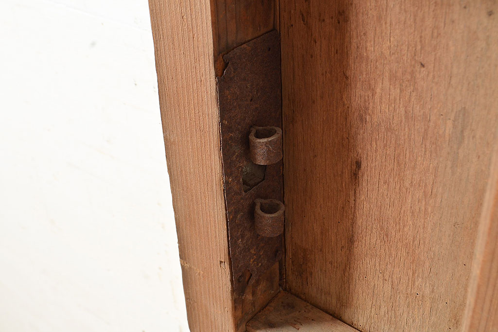 アンティーク建具　ヒノキ材　和の雰囲気を高める、重厚感のある佇まいが魅力の蔵戸(格子戸、引き戸、玄関戸)(R-048517)