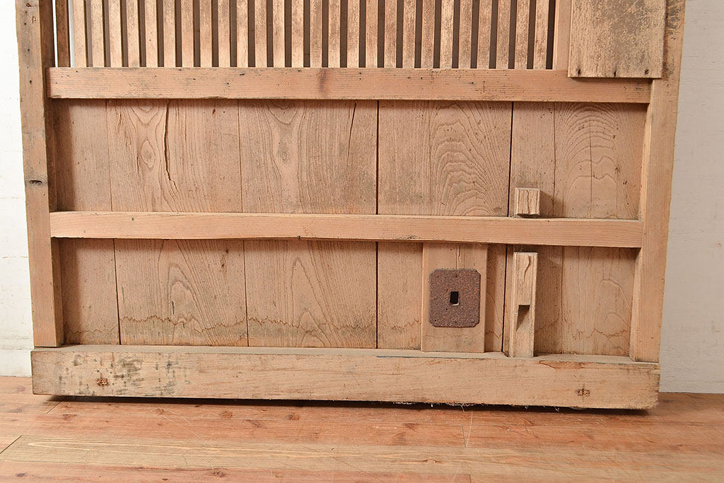 アンティーク建具　ヒノキ材　和の雰囲気を高める、重厚感のある佇まいが魅力の蔵戸(格子戸、引き戸、玄関戸)(R-048517)