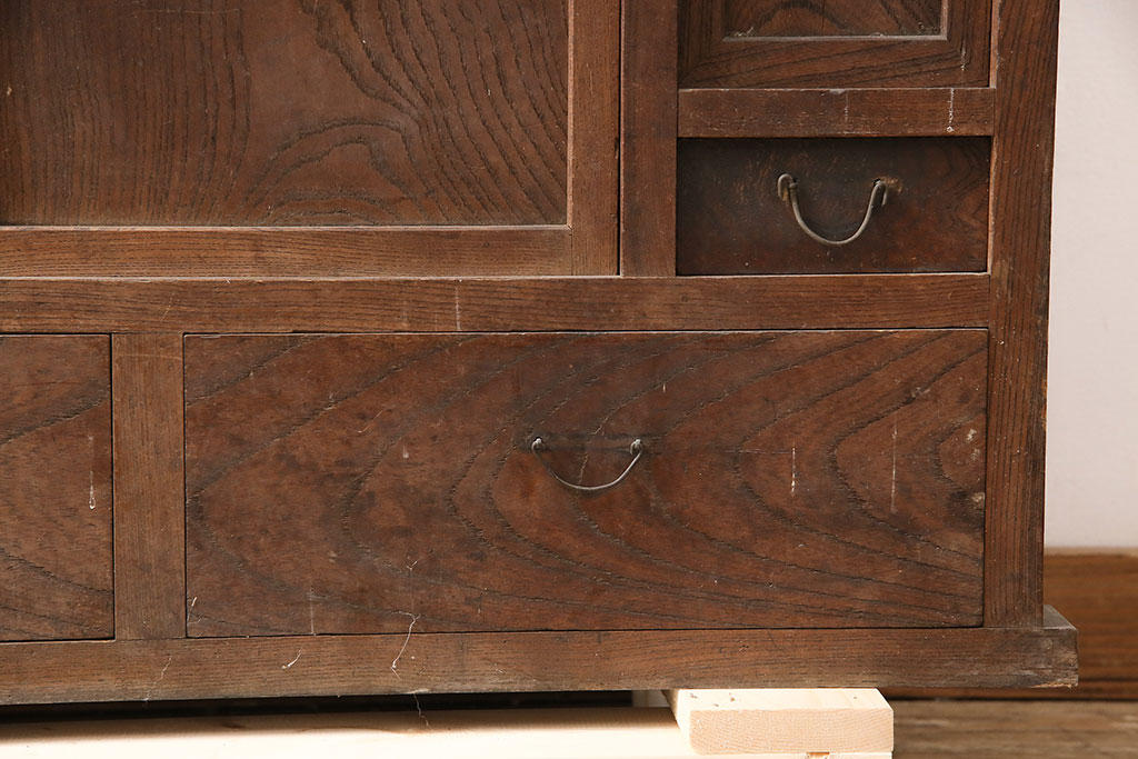 和製アンティーク　前面ケヤキ材　小振りなサイズがお部屋に取り入れやすい関東水屋箪笥(食器棚、キャビネット、収納棚)(R-048527)